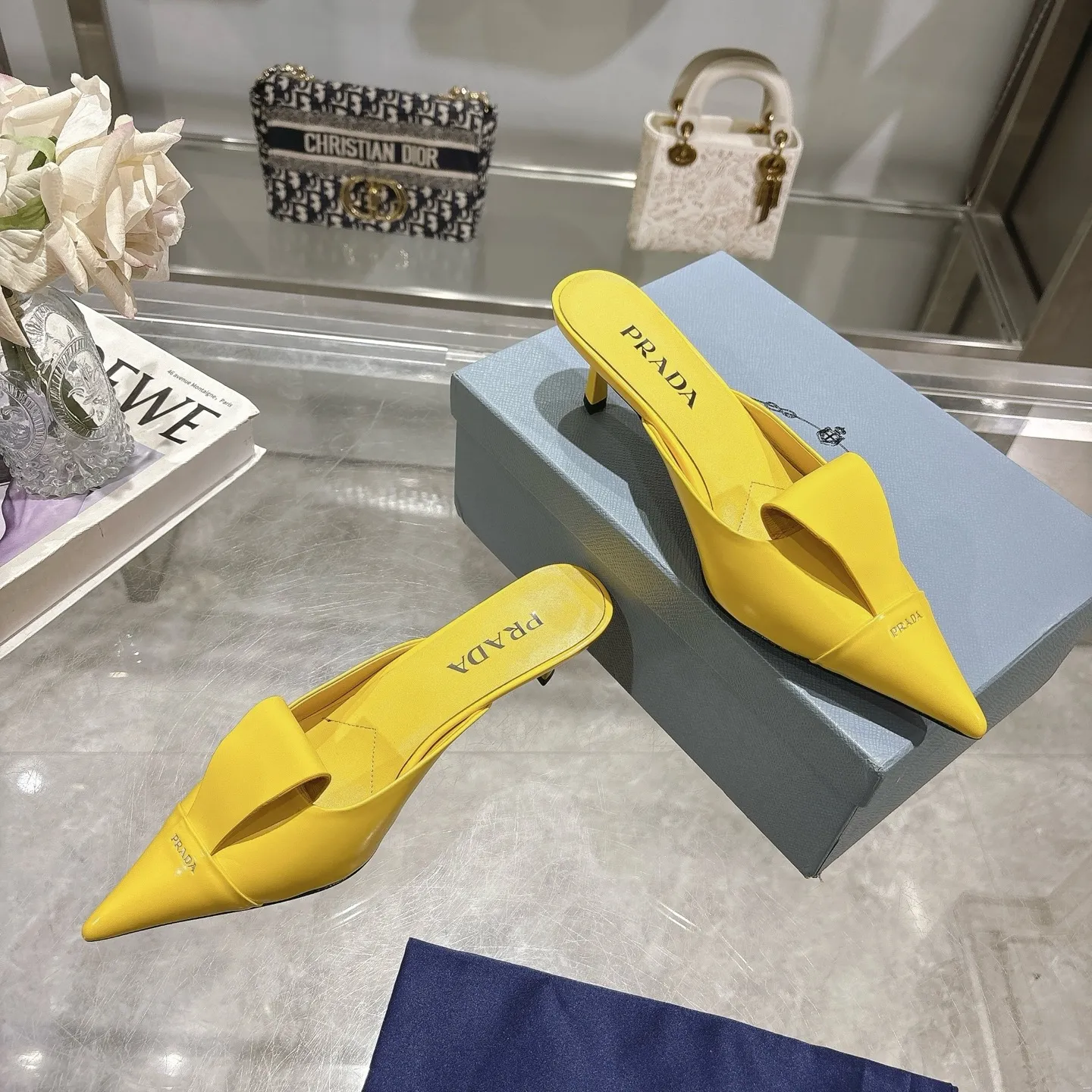 👟👟Ex-factory price 540👟👟 PRADA* Prada 25ss spring and summer new Mary Jane pointed-toe high-heeled shoes fashion shoes. Purchased from the original version and developed 1:1, perfect details, comfortable on the feet, can be matched with beautiful spring and summer clothes, exquisite and durable 🤩 ✔Upper: original open edge beaded cowhide ✔Inner lining: sheepskin ✔Outsole: Italian leather outsole ✔Heel height: 5.5cm, 7.5cm ✔Number of yards: 35-40 (41 can be customized and non-refundable) ✔Packaging: original full set of packaging